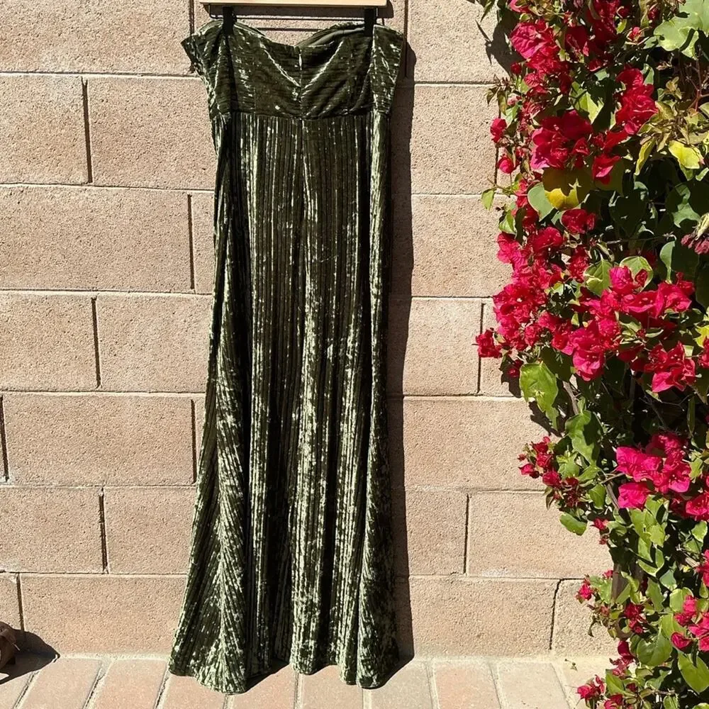 NWOT Lulu’s Classy Sensation Olive Velvet Pleated Strapless Maxi Dress Size XL